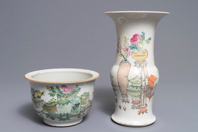 Un vase et une jardinière en porcelaine de Chine qianjiang cai, 19/20ème