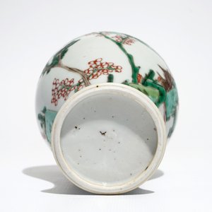 Un vase et une paire d'assiettes en porcelaine de Chine famille verte, Kangxi — photo 9