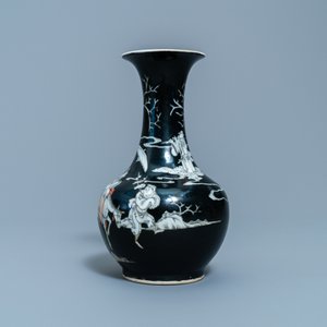 Un vase et une tabatière en porcelaine de Chine grisaille et rouge de fer à fond noire, 18ème — photo 3