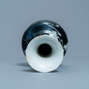 Un vase et une tabatière en porcelaine de Chine grisaille et rouge de fer à fond noire, 18ème — photo 6