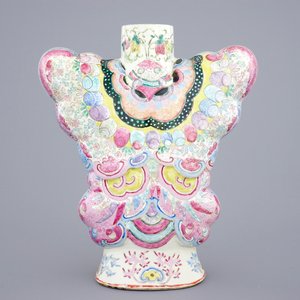 Un vase exceptionnel en forme de papillon en porcelaine famille rose, 19ème — photo 3