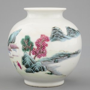 Un vase famille rose en porcelaine de Chine, marque de Hongxian — photo 2