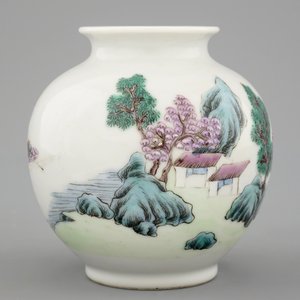 Un vase famille rose en porcelaine de Chine, marque de Hongxian — photo 4
