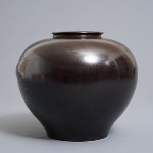 Un vase globulaire en bronze à décor de koï en relief, époque Meiji/Taisho, 1ère moitié du 20ème — photo 5