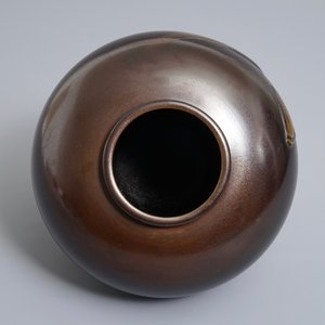 Un vase globulaire en bronze à décor de koï en relief, époque Meiji/Taisho, 1ère moitié du 20ème — photo 6