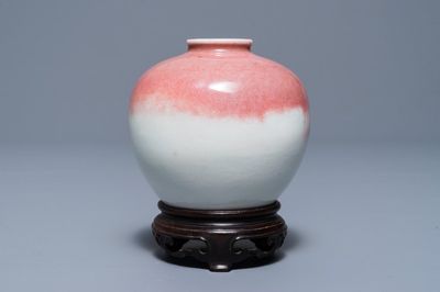 Un vase globulaire en porcelaine de Chine monochrome peau de pêche, 19/20ème