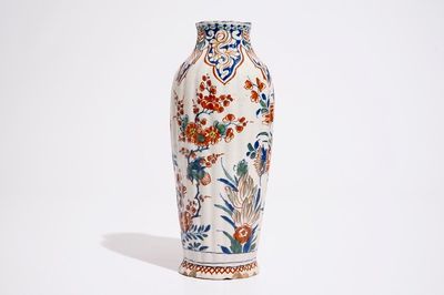 Un vase godronné en faïence de Delft en palette cachemire, vers 1700