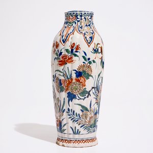 Un vase godronné en faïence de Delft en palette cachemire, vers 1700 — photo 4