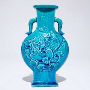 Un vase gourde en porcelaine de Chine turquoise à décor en relief, 19ème — photo 1
