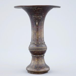Un vase gu en bronze avec traces de lacque dorée et une marque, Chine, fin de la Dynastie Ming — photo 3