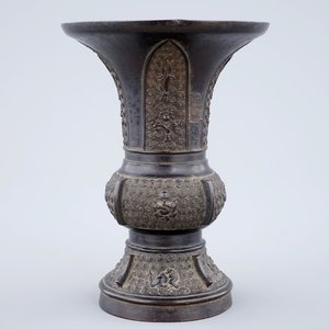 Un vase gu en bronze, Chine, fin de la Dynastie Ming — photo 1