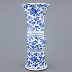Un vase gu en porcelaine de Chine bleu et blanc à décor de fleurs de lotus, Kangxi — photo 3