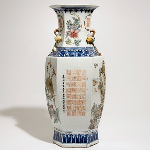 Un vase hexagonal en porcelaine de Chine famille qianjiang cai, 19/20ème — photo 3