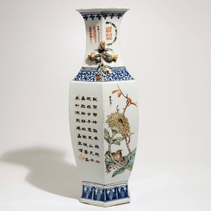 Un vase hexagonal en porcelaine de Chine famille qianjiang cai, 19/20ème — photo 4