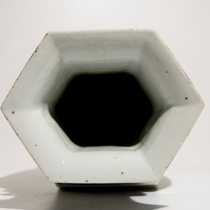 Un vase hexagonal en porcelaine de Chine famille qianjiang cai, 19/20ème — photo 6
