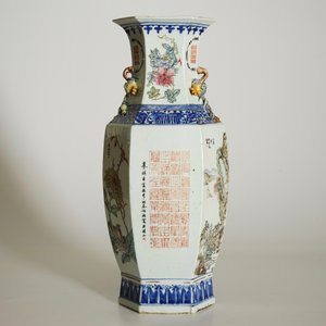 Un vase hexagonal en porcelaine de Chine famille qianjiang cai, 19/20ème — photo 9