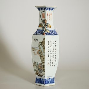 Un vase hexagonal en porcelaine de Chine famille qianjiang cai, 19/20ème — photo 10