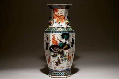 Un vase hexagonal en porcelaine de Chine famille verte aux lions bouddhistes, 19ème