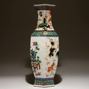 Un vase hexagonal en porcelaine de Chine famille verte aux lions bouddhistes, 19ème — photo 2