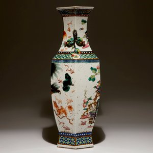 Un vase hexagonal en porcelaine de Chine famille verte aux lions bouddhistes, 19ème — photo 4