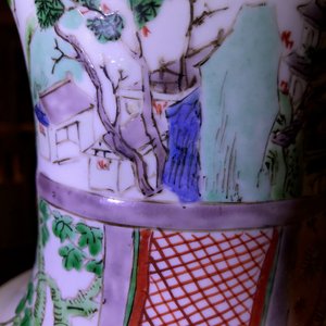 Un vase 'Hong Men Yan' en porcelaine de Chine famille verte, Kangxi — photo 12