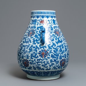 Un vase 'hu' en porcelaine de Chine bleu, blanc et rouge de cuivre, marque de Qianlong, 19/20ème — photo 2