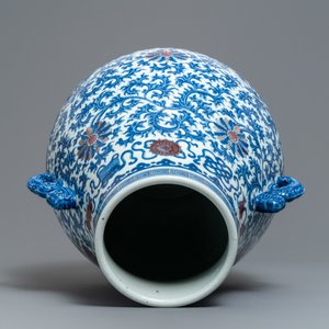 Un vase 'hu' en porcelaine de Chine bleu, blanc et rouge de cuivre, marque de Qianlong, 19/20ème — photo 6
