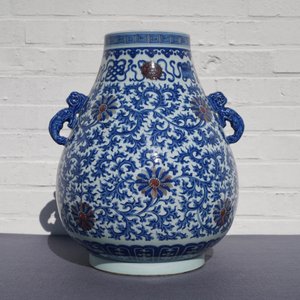 Un vase 'hu' en porcelaine de Chine bleu, blanc et rouge de cuivre, marque de Qianlong, 19/20ème — photo 7