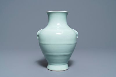 Un vase 'hu' en porcelaine de Chine céladon monochrome, marque de Qianlong, 19/20ème