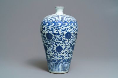 Un vase impérial de forme meiping en porcelaine de Chine bleu et blanc, marque et époque de Wanli