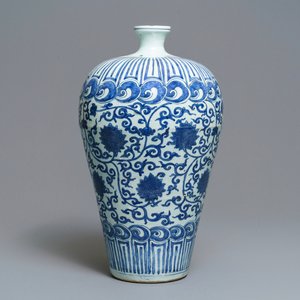 Un vase impérial de forme meiping en porcelaine de Chine bleu et blanc, marque et époque de Wanli — photo 1