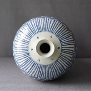 Un vase impérial de forme meiping en porcelaine de Chine bleu et blanc, marque et époque de Wanli — photo 13
