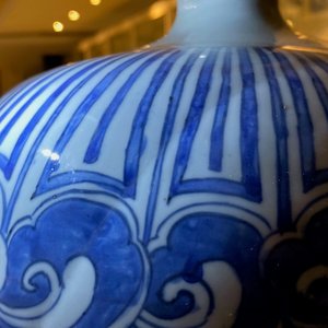 Un vase impérial de forme meiping en porcelaine de Chine bleu et blanc, marque et époque de Wanli — photo 25