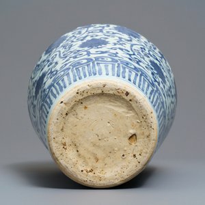 Un vase impérial de forme meiping en porcelaine de Chine bleu et blanc, marque et époque de Wanli — photo 8