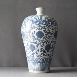 Un vase impérial de forme meiping en porcelaine de Chine bleu et blanc, marque et époque de Wanli — photo 9