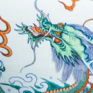 Un vase impérial en porcelaine de Chine doucai à décor de dragons, marque et époque de Qianlong — photo 11