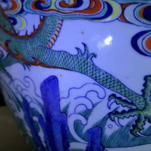 Un vase impérial en porcelaine de Chine doucai à décor de dragons, marque et époque de Qianlong — photo 24