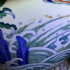 Un vase impérial en porcelaine de Chine doucai à décor de dragons, marque et époque de Qianlong — photo 30