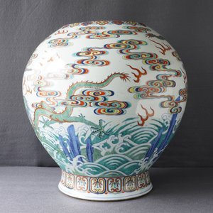 Un vase impérial en porcelaine de Chine doucai à décor de dragons, marque et époque de Qianlong — photo 38