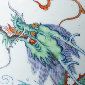 Un vase impérial en porcelaine de Chine doucai à décor de dragons, marque et époque de Qianlong — photo 43