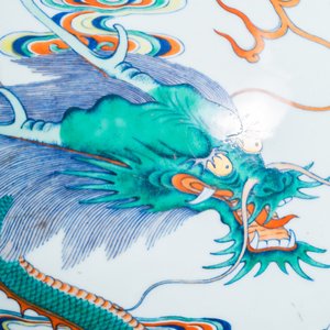 Un vase impérial en porcelaine de Chine doucai à décor de dragons, marque et époque de Qianlong — photo 10