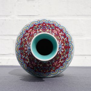 Un vase impérial en porcelaine de Chine famille rose, marque et époque de Jiaqing — photo 48