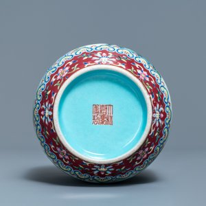Un vase impérial en porcelaine de Chine famille rose, marque et époque de Jiaqing — photo 5