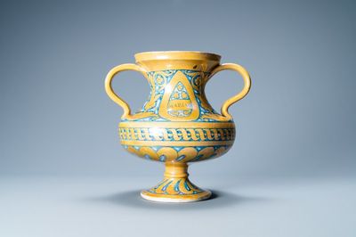 Un vase inscrit 'Maria' de forme balustre à deux anses en majolique à émail lustré, Deruta, Italie, 1ère moitié du 16ème