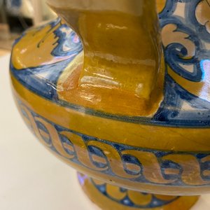 Un vase inscrit 'Maria' de forme balustre à deux anses en majolique à émail lustré, Deruta, Italie, 1ère moitié du 16ème — photo 7