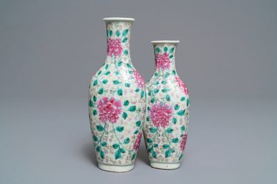 Un vase jumeau en porcelaine de Chine famille rose, 19ème