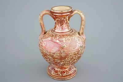 Un vase lustré hispano-moresque en forme d'amphore, Espagne, 16/17ème