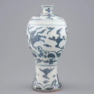 Un vase meiping en porcelaine de Chine bleu et blanc, Ming, Wanli — photo 3
