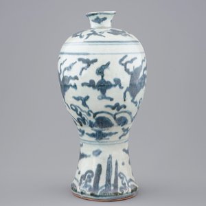Un vase meiping en porcelaine de Chine bleu et blanc, Ming, Wanli — photo 4