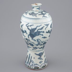 Un vase meiping en porcelaine de Chine bleu et blanc, Ming, Wanli — photo 8